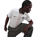 Camisola secundária Chelsea 2025/26 Nike branca, com faixa vertical laranja e preta ao centro, gola redonda branca e detalhes inspirados nos anos 70.