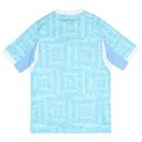 Camisola secundária da Juventus 2025/26 Adidas em azul celeste, com detalhes brancos e amarelos, logótipos em branco e efeito líquido inspirado no Mediterrâneo.