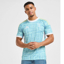 Camisola secundária da Juventus 2025/26 Adidas em azul celeste, com detalhes brancos e amarelos, logótipos em branco e efeito líquido inspirado no Mediterrâneo.