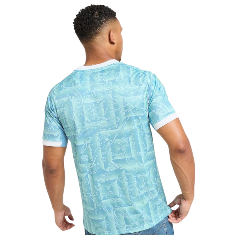 Camisola secundária da Juventus 2025/26 Adidas em azul celeste, com detalhes brancos e amarelos, logótipos em branco e efeito líquido inspirado no Mediterrâneo.