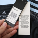 Camisola secundária Aston Villa 2025/26 Adidas masculina, preta com mangas cinzentas e detalhes em azul-celeste, escudo e logótipos em branco.