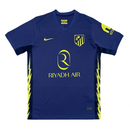 Camisola secundária do Atlético de Madrid 2025/26 da Nike em roxo com raios amarelos e selo “ATLETI – Not Turning Back” na gola, vista frontal.
