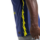 Camisola secundária do Atlético de Madrid 2025/26 da Nike em roxo com raios amarelos e selo “ATLETI – Not Turning Back” na gola, vista frontal.