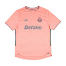 Camisola secundária FC Porto 2025/26 da New Balance, salmão com padrão floral e detalhes em cinzento, escudo e logótipos em tons harmoniosos.