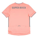 Camisola secundária FC Porto 2025/26 da New Balance, salmão com padrão floral e detalhes em cinzento, escudo e logótipos em tons harmoniosos.