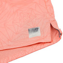 Camisola secundária FC Porto 2025/26 da New Balance, salmão com padrão floral e detalhes em cinzento, escudo e logótipos em tons harmoniosos.