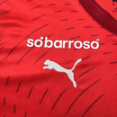 Detalhe da camisola SC Braga 24/25 Vermelho com logo da marca sob o nome 'sobarroso' e símbolo da Puma.