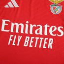 Camisola titular do Benfica 2024/25 com chevrons em relevo, gola em V branca, fundo vermelho encarnado e detalhes em branco no escudo, Adidas e patrocinadores.