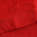 Camisola titular do Benfica 2024/25 com chevrons em relevo, gola em V branca, fundo vermelho encarnado e detalhes em branco no escudo, Adidas e patrocinadores.