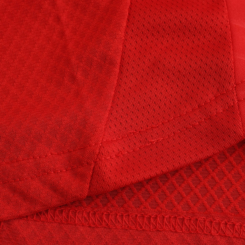 Camisola titular do Benfica 2024/25 com chevrons em relevo, gola em V branca, fundo vermelho encarnado e detalhes em branco no escudo, Adidas e patrocinadores.