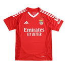 Camisola titular do Benfica 2024/25 com chevrons em relevo, gola em V branca, fundo vermelho encarnado e detalhes em branco no escudo, Adidas e patrocinadores.