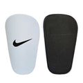 Caneleiras Small Nike Preto e Branco, proteção essencial para jogadores, design anatômico e leveza incomparável.