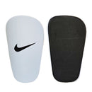 Caneleiras Small Nike Preto e Branco, proteção essencial para jogadores, design anatômico e leveza incomparável.