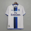 Camisa Chelsea Away 03/05 Retro White com logo e detalhes em azul.
