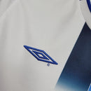 Logo da Umbro em camisa Chelsea Away 03/05 Retro White, destacando o design e a qualidade do produto.