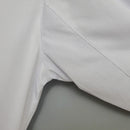 Detalhe da camiseta Chelsea Away 03/05 Retro White, destacando a malha e o design clássico.