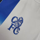 Logotipo do Chelsea FC em uniforme Chelsea Away 03/05 Retro White, destaque para o bordado azul.