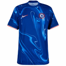 Camiseta Chelsea home 24/25 azul olímpico com design moderno e detalhes em vermelho.