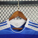 Camiseta Chelsea Home 11/12 Retro pendurada em cabide, detalhes da gola em destaque.