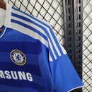 Camiseta Chelsea Home 11/12 Retro em azul com detalhes em branco e logo do clube.