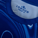 Detalhe do colarinho da camisa Chelsea home 24/25 Azul Olympic com logo London e Nike.