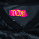 Camisa Chelsea third 24/25 preta com detalhes em rosa e logo "BLUES" na gola.