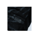 Detalhe da etiqueta do Chelsea third 24/25 na cor preta e rosa, destacando o design exclusivo.