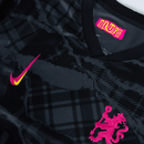 Camisa Chelsea third 24/25 na cor preta com detalhes em rosa e logo da Nike.