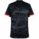 Camisa Chelsea third 24/25 na cor preta com detalhes em rosa e amarelo, vista de trás.