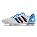 Chuteira Adidas AdiPure 11 Pro FG Branca e Azul - Toni Kroos Lateral do produto com detalhes em azul e preto.