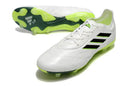 Chuteira Adidas Copa Pure+ FG Branca e Verde, design moderno com tecnologia avançada para desempenho em campo.