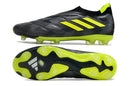 Chuteira Adidas Copa Pure+ FG Preta e Verde em preto com detalhes amarelos, ideal para controle no campo.