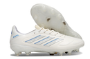 Chuteira Adidas Copa Pure III Elite FG Branca com design elegante e sola FG para máximo controle em campo.