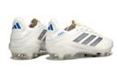 Chuteira Adidas Copa Pure III Elite FG Branca com detalhes em azul e sola transparente, ideal para campos naturais.