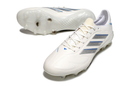 Chuteira Adidas Copa Pure III Elite FG Branca com design elegante e sola FG para alta performance em campos naturais.