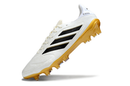 Chuteira Adidas Copa Pure III Elite FG - Branca e Dourada em ângulo lateral, detalhe da sola dourada e logo.