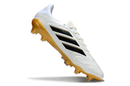 Chuteira Adidas Copa Pure III Elite FG - Branca e Dourada com design elegante e sola FG para melhor aderência.