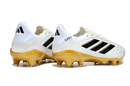 Chuteira Adidas Copa Pure III Elite FG - Branca e Dourada com sola FG e design distinto.