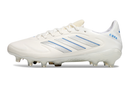 Chuteira Adidas Copa Pure III Elite FG Branca, modelo em branco com detalhes em azul, ideal para jogos em relvados naturais.