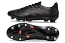 Chuteira Adidas Copa Pure III Elite FG - Preta com design preto e detalhes em vermelho, ideal para campos de relvados naturais.
