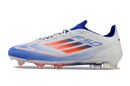 Chuteira Adidas F50.1 FG Branca, Azul e Vermelho lateral com design moderno e detalhe em cores vibrantes.