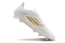 Chuteira Adidas F50.1 FG Branca e Dourada, design icônico em branco e dourado, ideal para desempenho em campos naturais.