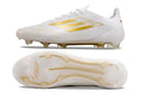Chuteira Adidas F50.1 FG Branca e Dourada com design em branco e dourado, sola FG para aderência em campos naturais.