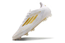 Chuteira Adidas F50.1 FG Branca e Dourada em destaque com design estiloso em branco e dourado.