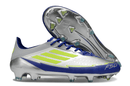 Chuteira Adidas F50 Elite FG - Prata e Azul com design moderno e tecnologia FG para desempenho em campo.