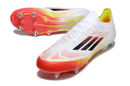 Chuteira Adidas F50 Elite SG - Branco e Laranja do modelo em imagem mostrando detalhes e design moderno
