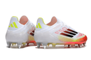 Chuteira Adidas F50 Elite SG - Branco e Laranja com design moderno e solado para jogos em campos molhados.