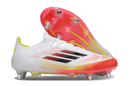 Chuteira Adidas F50 Elite SG - Branco e Laranja com design vibrante e sola para campos molhados.