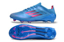 Chuteira Adidas F50 FG Azul e Rosa lateral e sola, ideal para desempenho em campo.