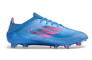 Chuteira Adidas F50 FG Azul e Rosa para desempenho em campo, ideal para jogadores que buscam velocidade.
